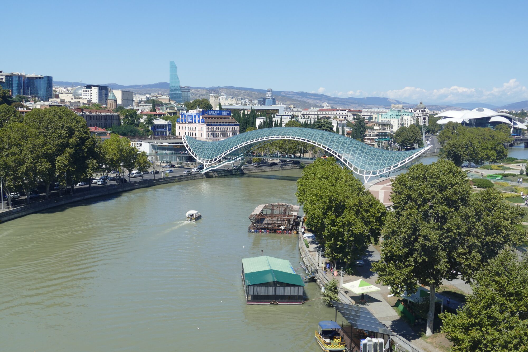 Мост Мира — стекло и сталь над Курой