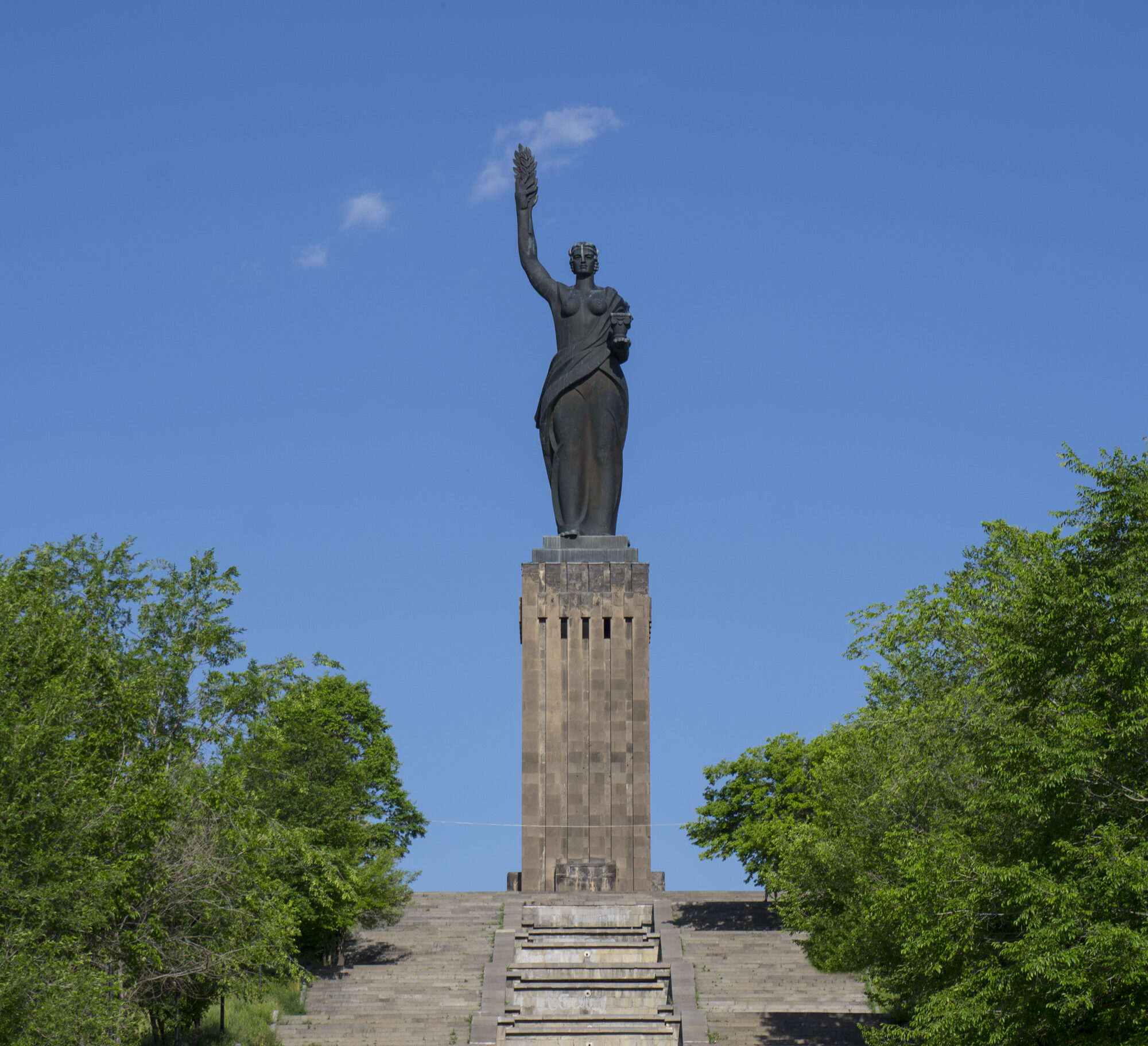 Мать-Армения над Гюмри