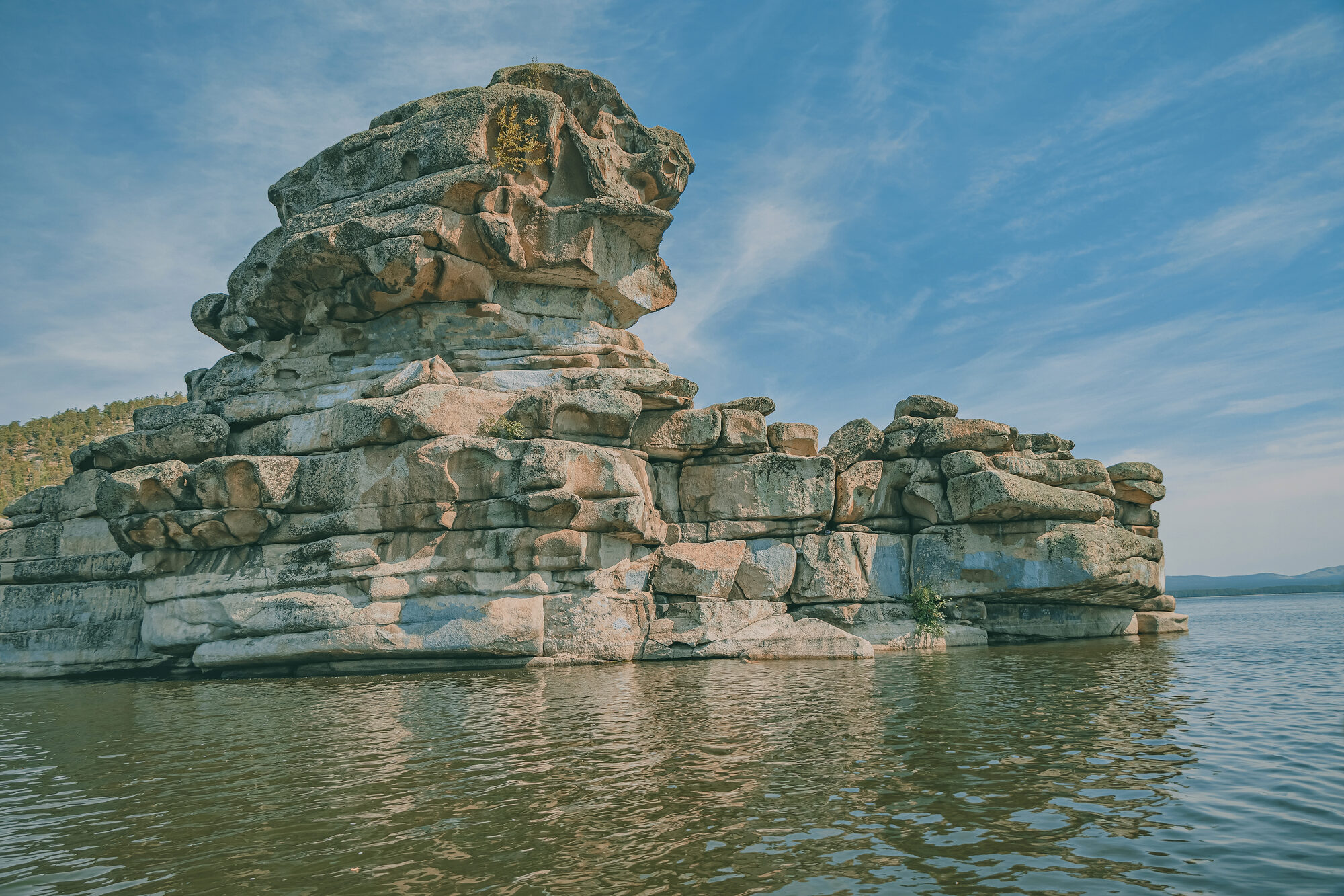 Скала Жумбактас в водах Борового