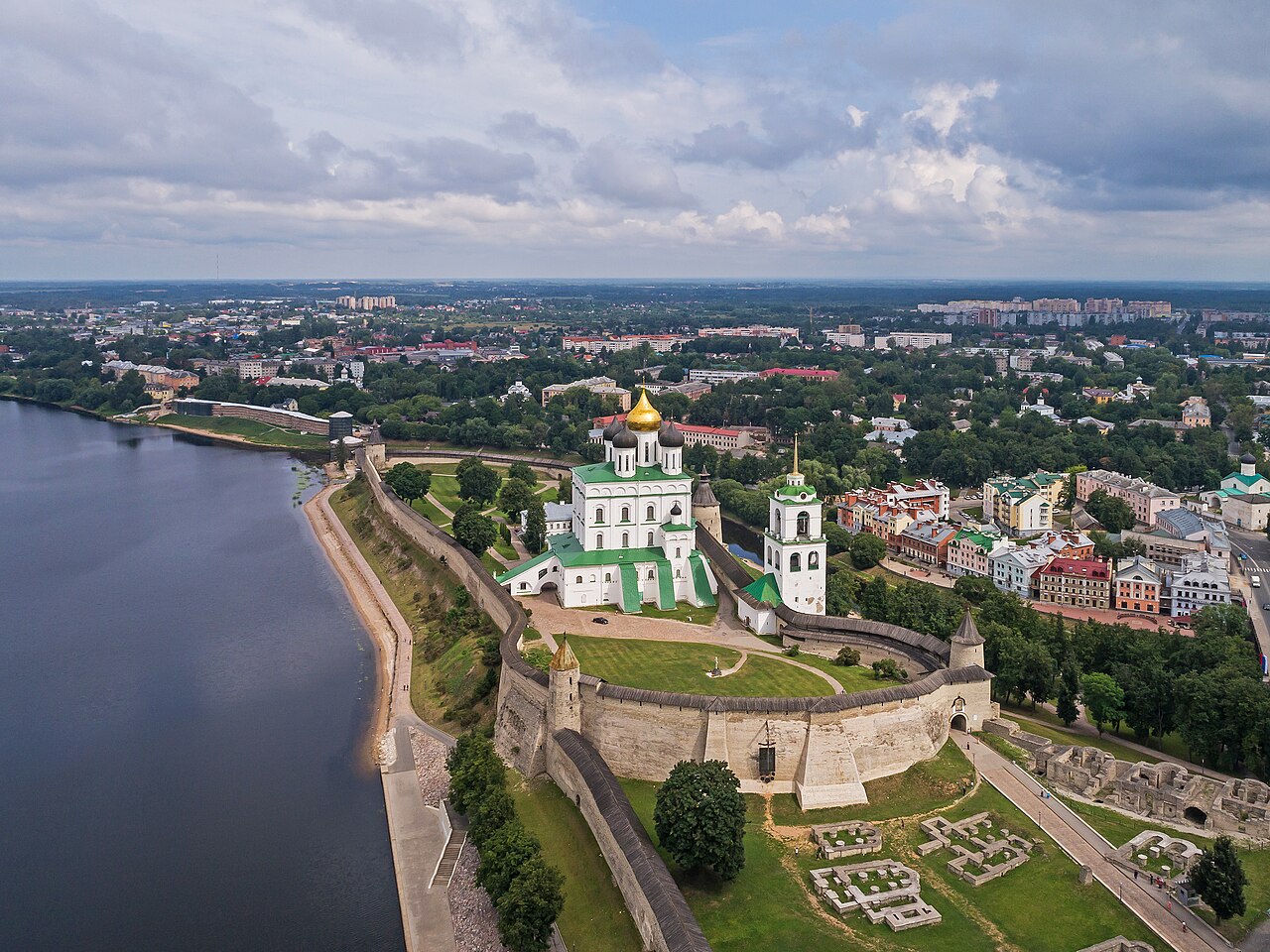 Псковский Кром при слиянии рек Великой и Псковы